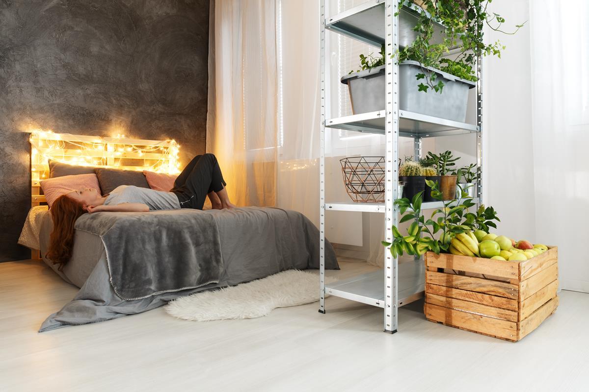 Styl loftowy w małej przestrzeni: pomysły na mieszkania typu studio