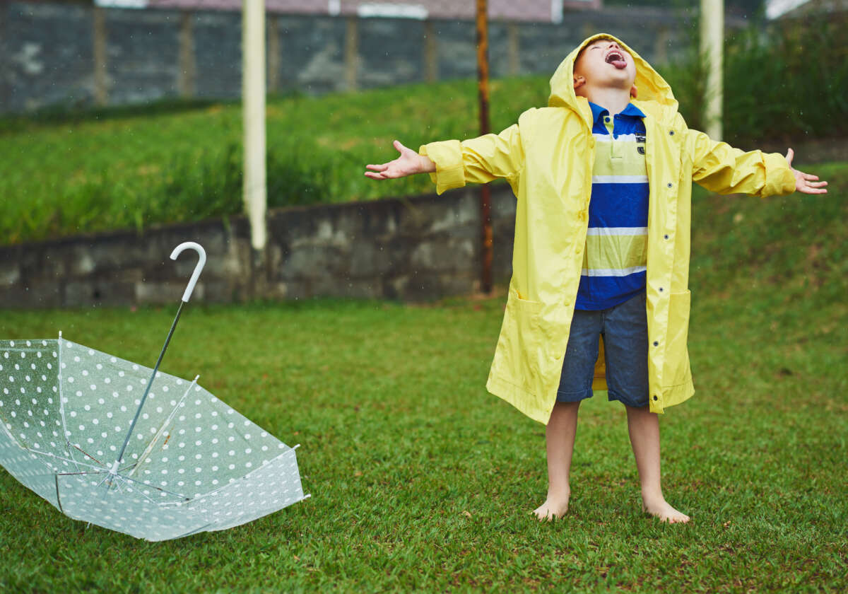 Jak stworzyć doskonały zestaw odzieży na deszczowe dni dla dziecka?