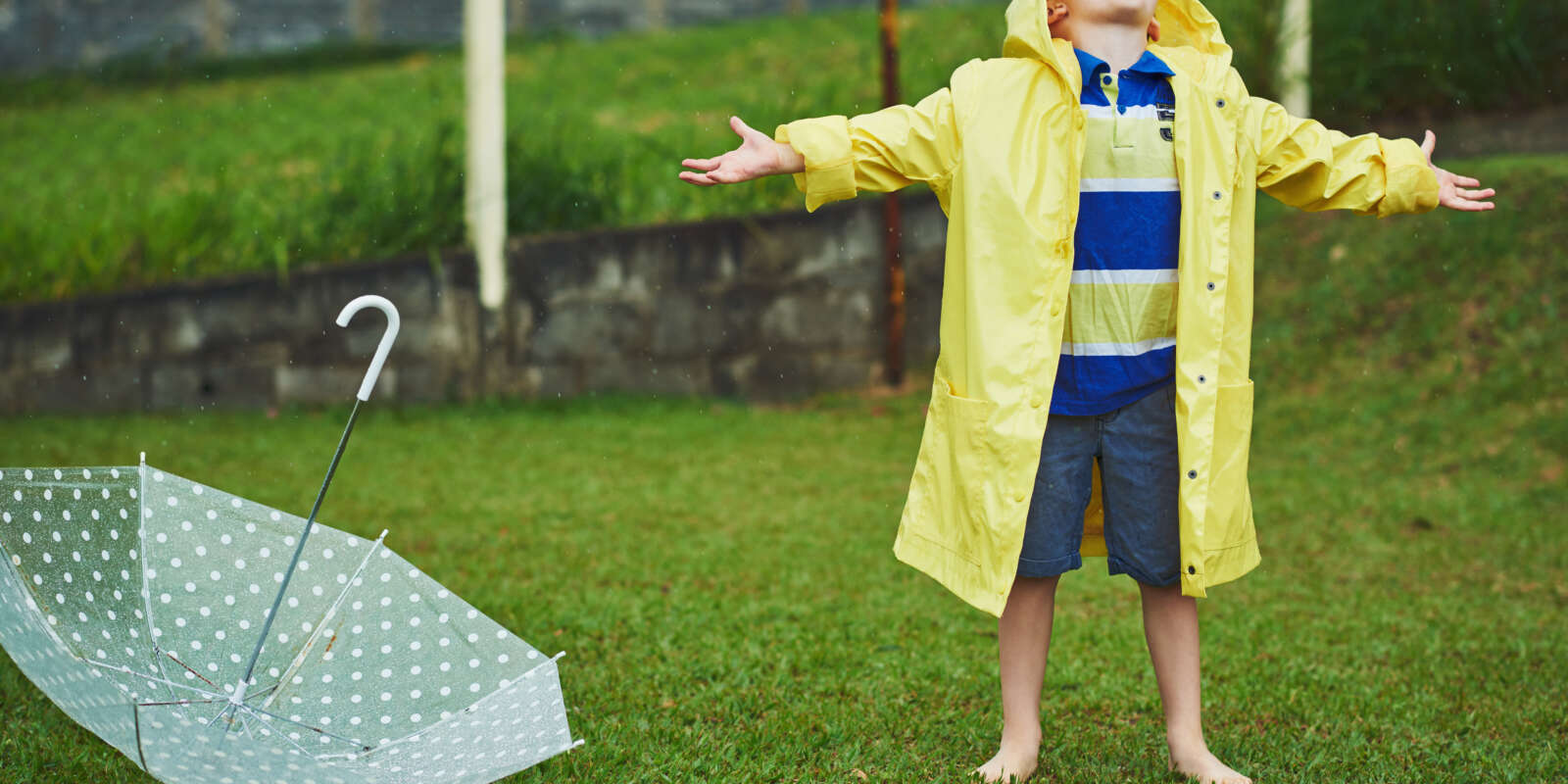 Jak stworzyć doskonały zestaw odzieży na deszczowe dni dla dziecka?